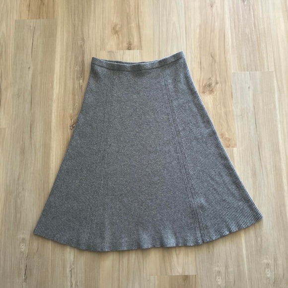 Banana Republic Dresses & Skirts - Banana Republic Grey midi skirt with elastic waistband, Women's Medium